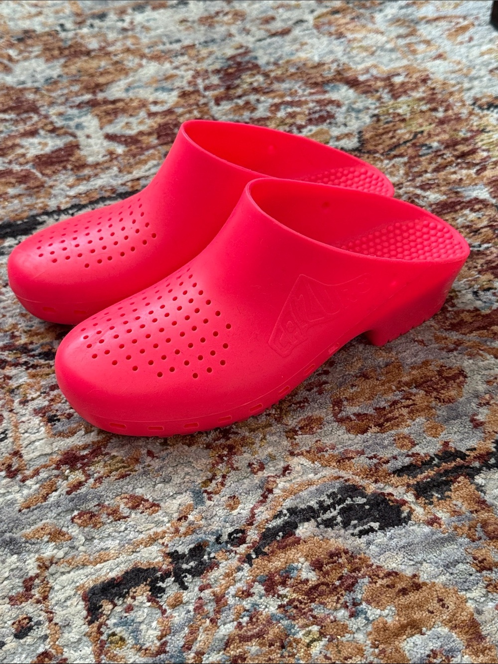 Calzuro Women’s Slide On Clog in Hot Pink with Ventilation Holes, Like New, 8.5